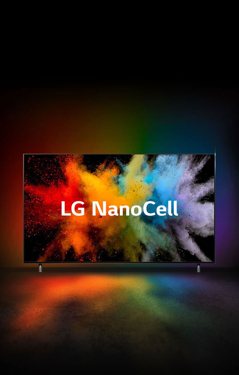 Televizorul LG QNED într-o cameră întunecată. Pulberile vopsite creează o explozie de culori ale curcubeului pe televizor.