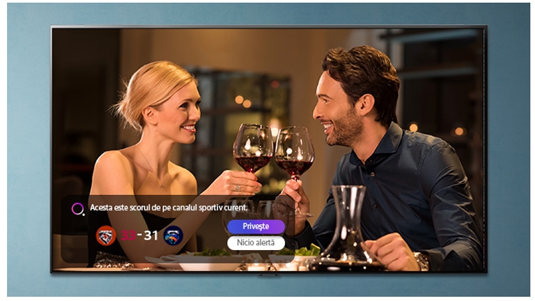 Imaginea unui bărbat și a unei femei ciocnind pahare, afișată pe un ecran TV în timp ce se primesc notificări ale alertelor sportive
