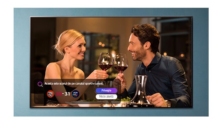 Imaginea unui bărbat și a unei femei ciocnind pahare, afișată pe un ecran TV în timp ce se primesc notificări ale alertelor sportive