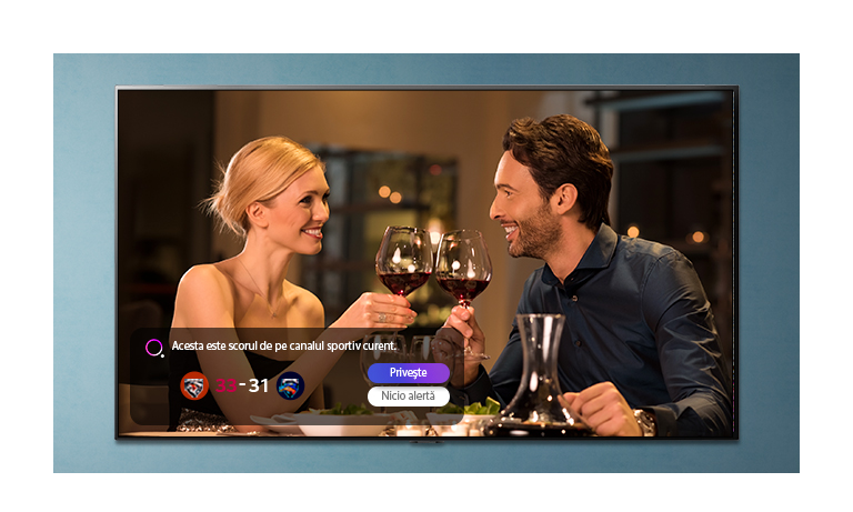Imaginea unui bărbat și a unei femei ciocnind pahare, afișată pe un ecran TV în timp ce se primesc notificări ale alertelor sportive