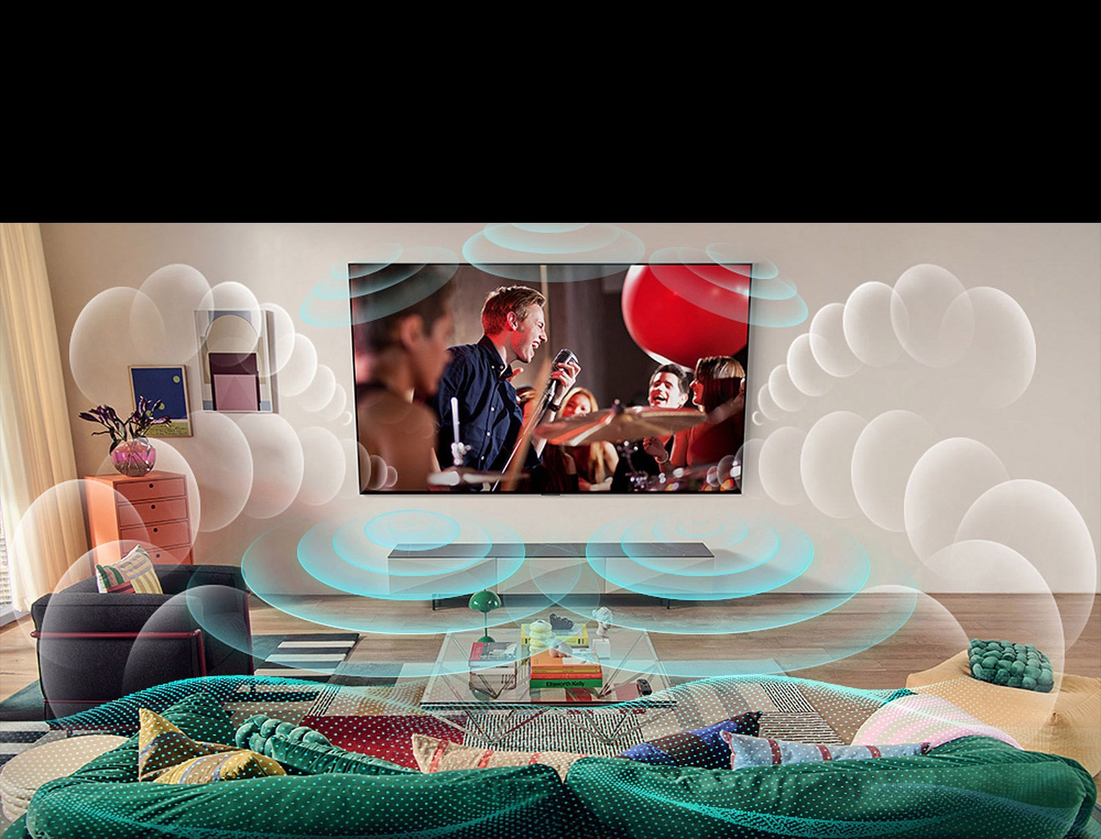 Immagine di un TV LG OLED in una stanza in cui viene mostrato un concerto musicale.  Bolle raffiguranti il ​​suono surround virtuale che riempiono lo spazio.