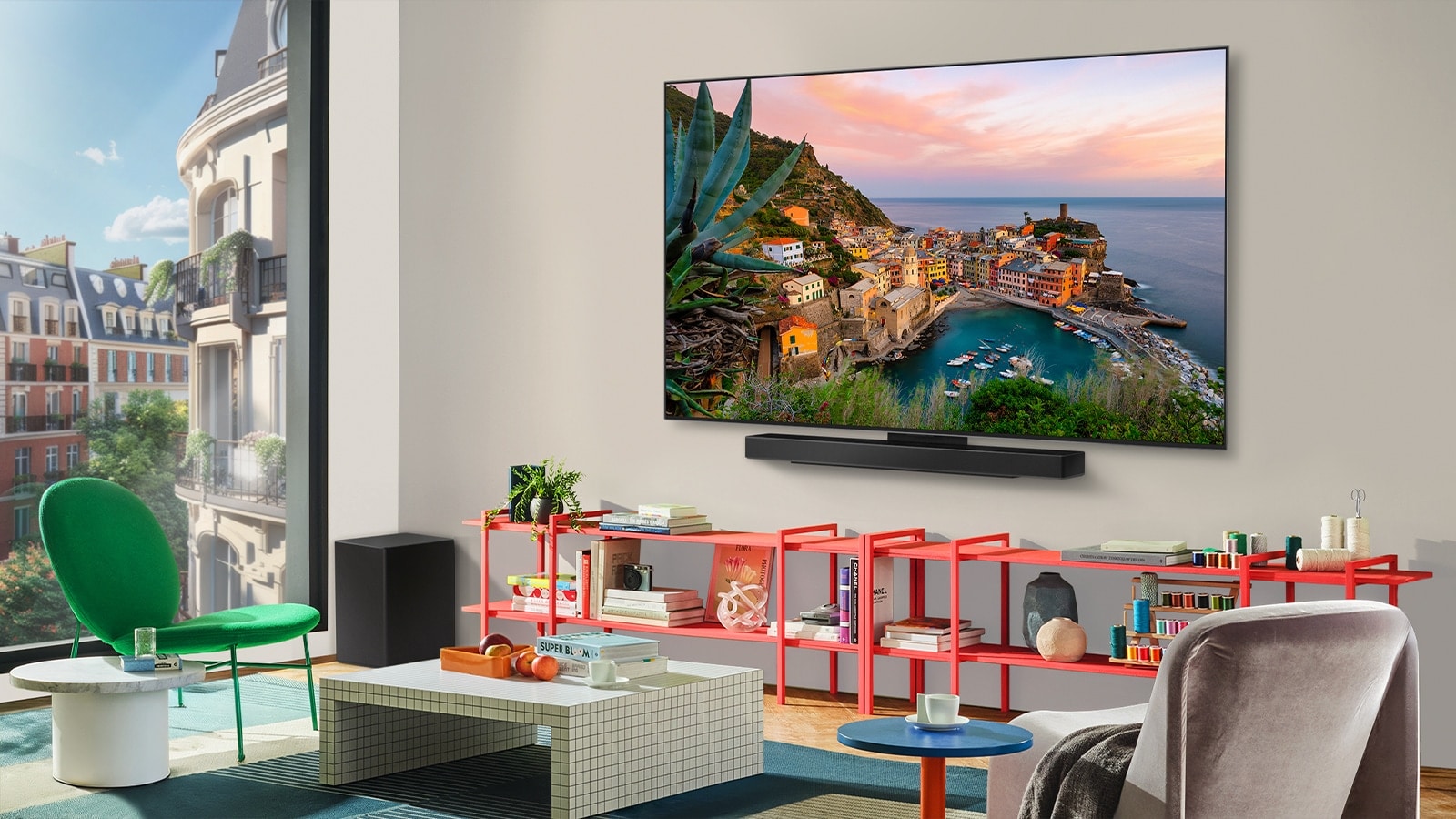 Într-o sufragerie colorată este un LG OLED TV montat pe un perete, cu Soundbar. Perspectiva este într-un unghi care arată cadrul super subțire al TV-ului pe perete. 