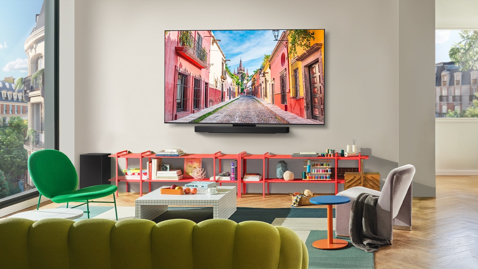Vedere frontală a LG OLED TV montat pe perete cu soundbar într-o sufragerie plină de culoare, care prezintă designul ultrasubțire și cum se îmbină perfect în spațiu. 