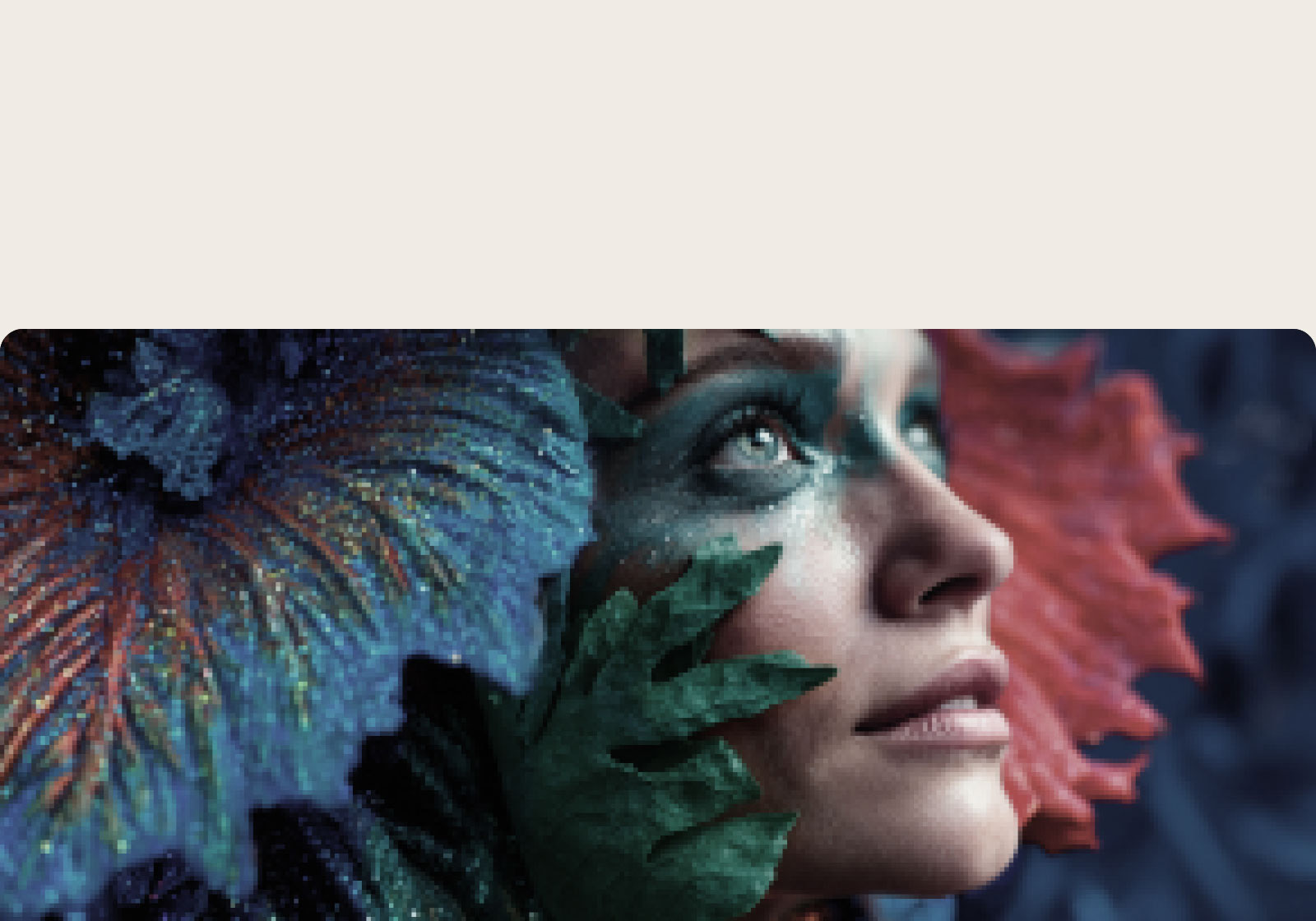  LG Micro RGB evo AI MRGB95 cu AI Picture Pro afișează un cadru de tip close-up cinematografic cu chipul unei femei, redând texturi și culori bogate, în timp ce AI-ul recunoaște și face upscaling fiecărui cadru până la rezoluție 4K.