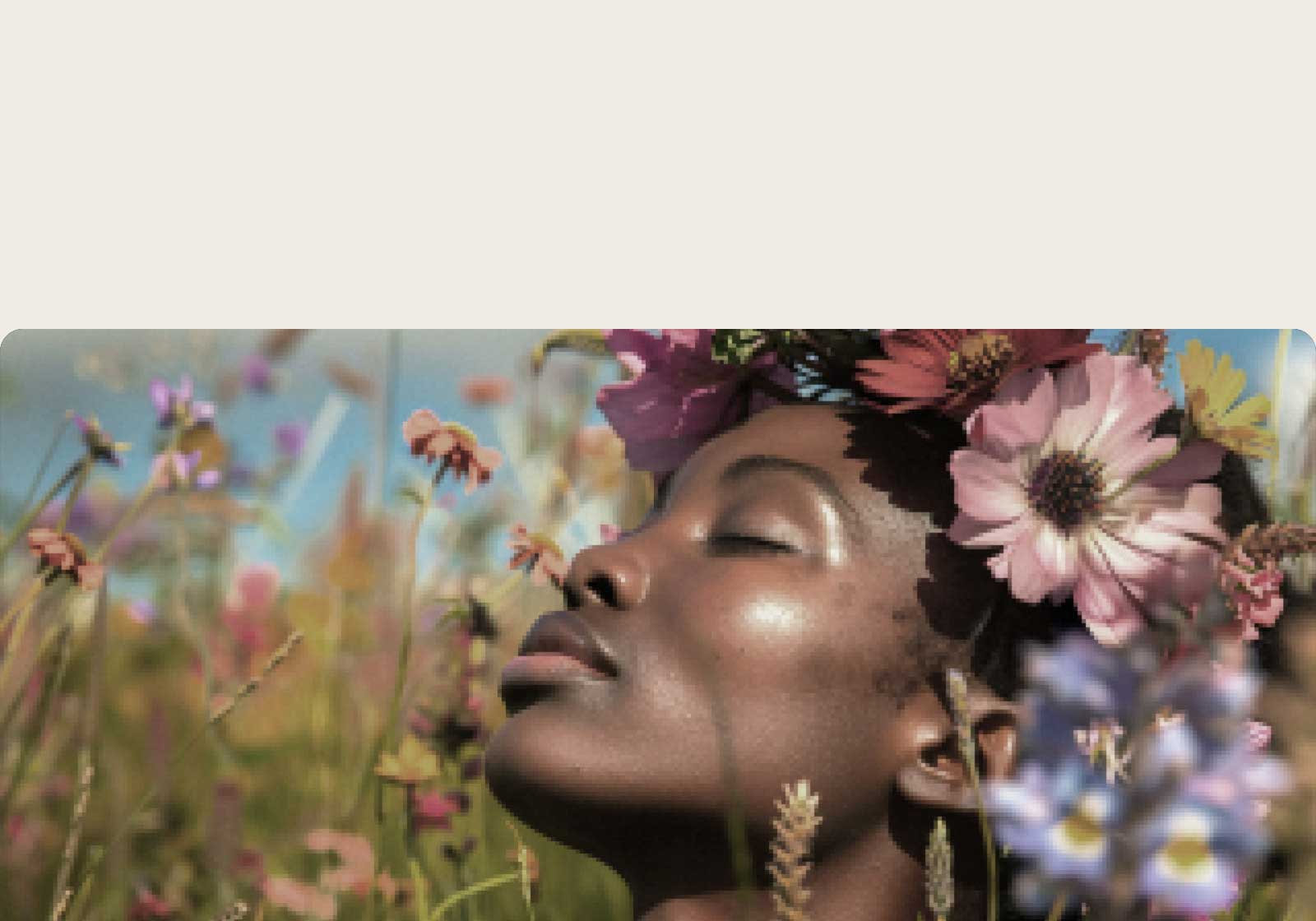 LG NANO 4K UHD AI NU85 cu 4K Super Upscaling afișează un portret în plan apropiat cu flori, în timp ce AI-ul rafinează fiecare cadru pentru a îmbunătăți textura pielii, detaliile fine și culorile naturale pentru o calitate vizuală 4K mai clară și mai realistă.