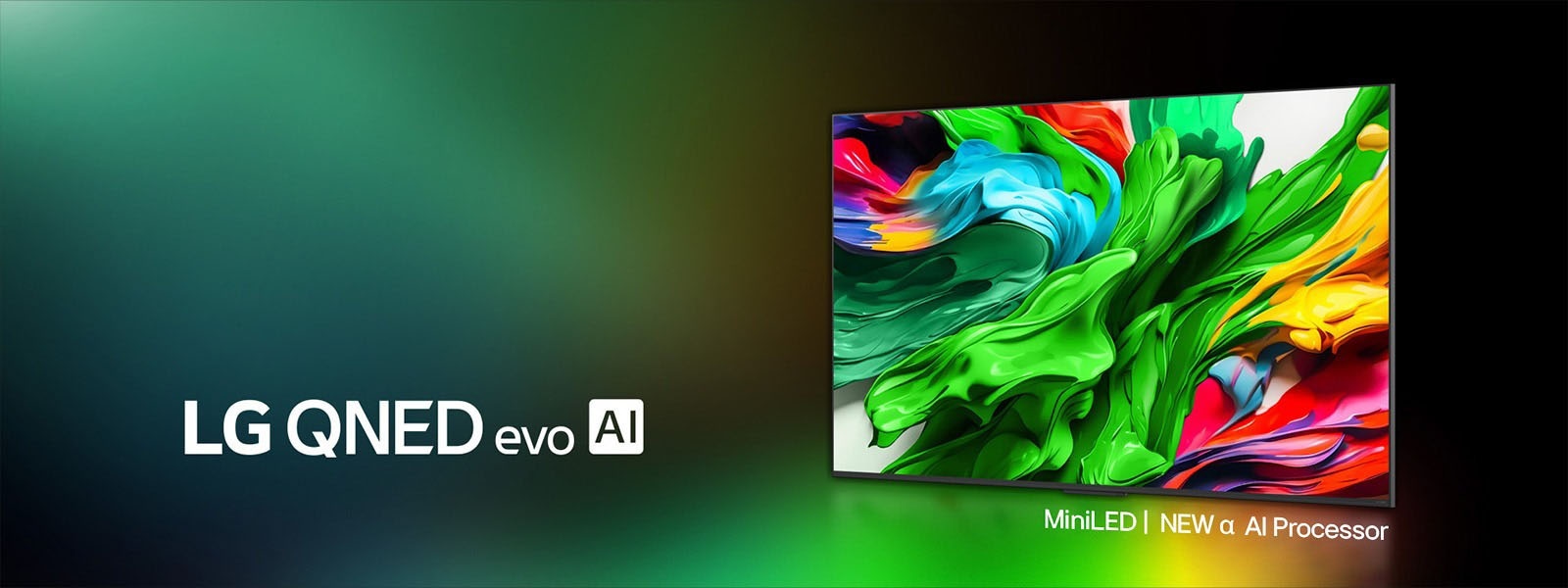 LG QNED TV sta usor inclinat cu fata la stanga si infatiseaza texturi colorate asemanatoare vopselei care se imbina in rosu, galben, verde, albastru si violet. In spatele televizorului se afla procesorul alpha 8 AI Gen2 care emite lumina portocalie si roz. Sigla LG QNED evo AI se afla in coltul din stanga jos. Fundalul este un gradient colorat cu verde. Textul este, de asemenea, vizibil, alimentat de alpha 8 AI Processor Gen2.