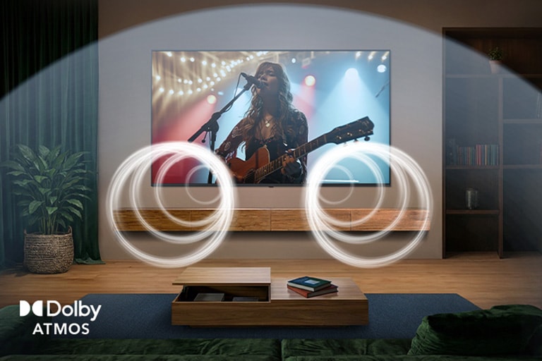 LG QNED evo AI QNED85 Mini LED cu Dolby Atmos prezintă un artist care interpretează muzică acustică live pe ecran într-o sufragerie, cu unde sonore vizualizate care înconjoară spațiul pentru a indica un sunet imersiv, multidirecțional, bazat pe obiecte.