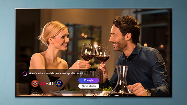 Изображение мужчины и женщины, чокающихся очками, отображаемое на экране телевизора во время получения уведомлений о спортивных событиях.