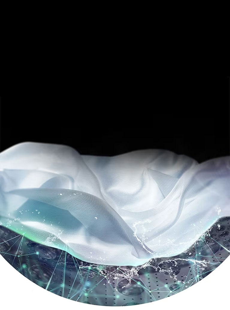 Este prezentat un material textil alb în tamburul mașinii de spălat