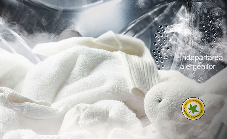 Este prezentat un halat alb moale și o jucărie de pluș, în timp ce aburul este prezent în tamburul mașinii de spălat.