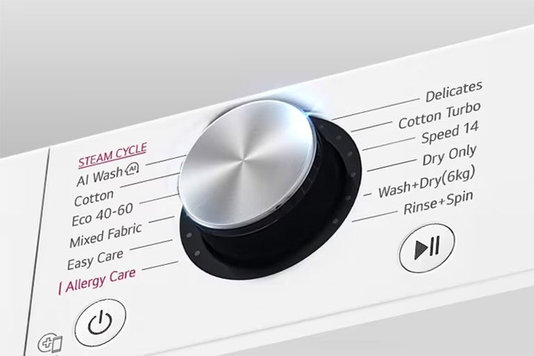 Aceasta este o imagine mărită a butonului din metal de pe panoul unei mașini de spălat.