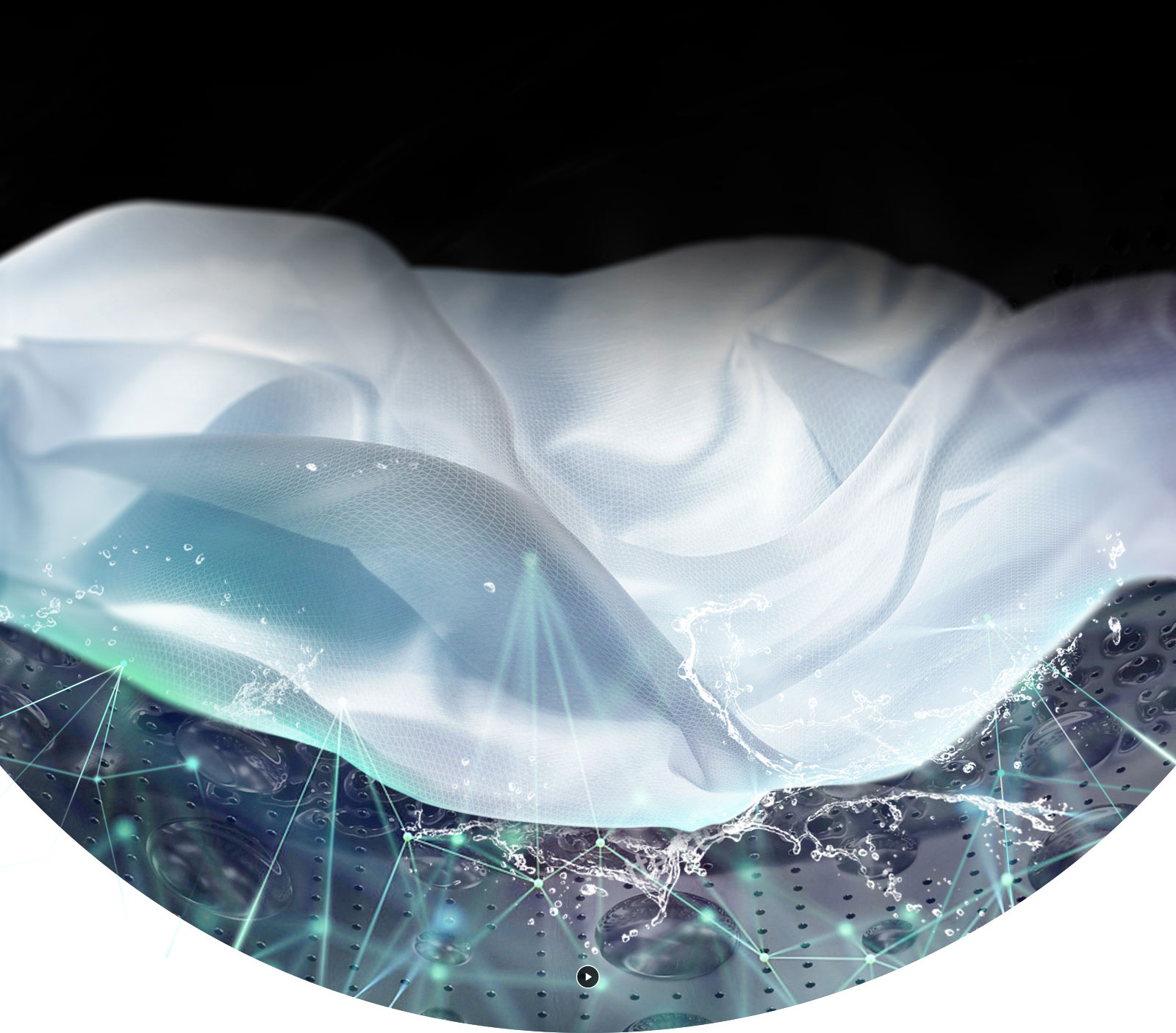 Este prezentat un material textil alb în tamburul mașinii de spălat