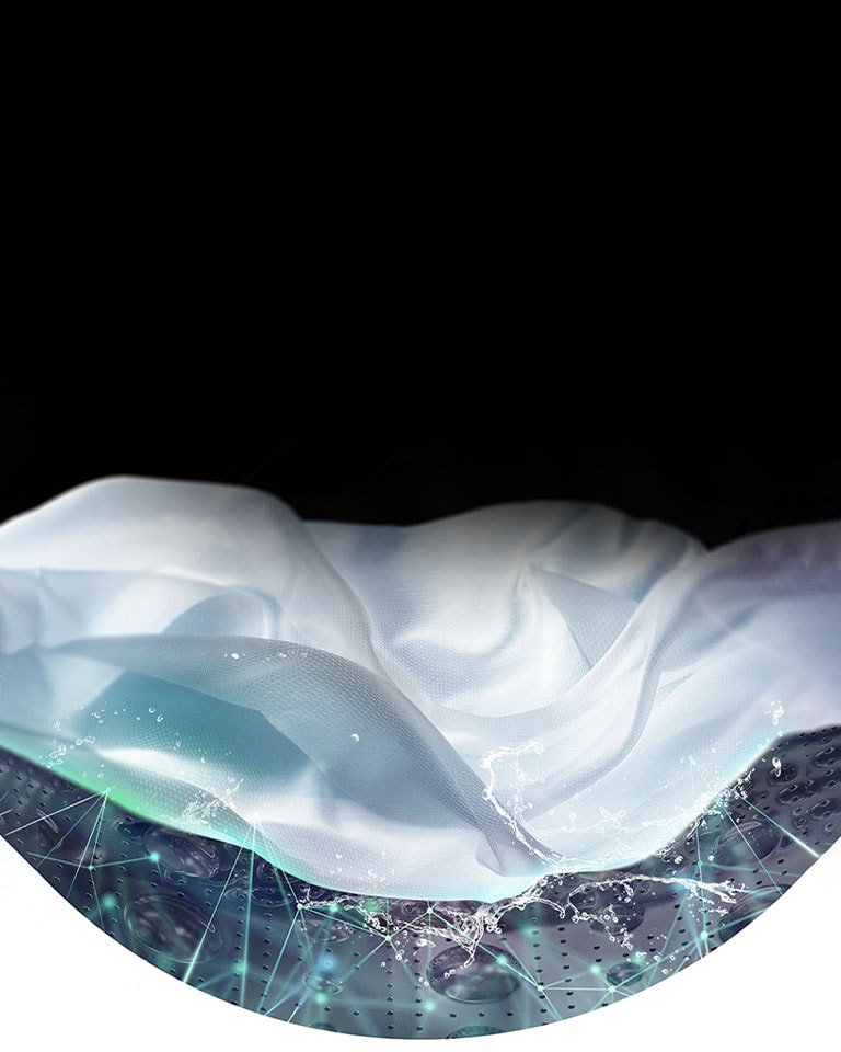 Este prezentat un material textil alb în tamburul mașinii de spălat