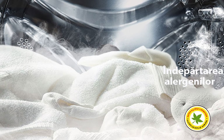  Este prezentat un halat alb moale și o jucărie de pluș, în timp ce aburul este prezent în tamburul mașinii de spălat.