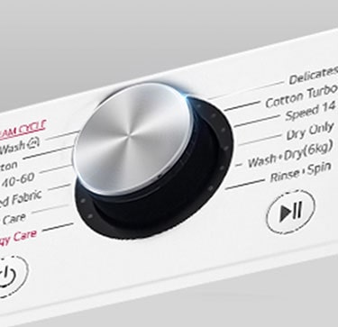 Aceasta este o imagine mărită a butonului din metal de pe panoul unei mașini de spălat.