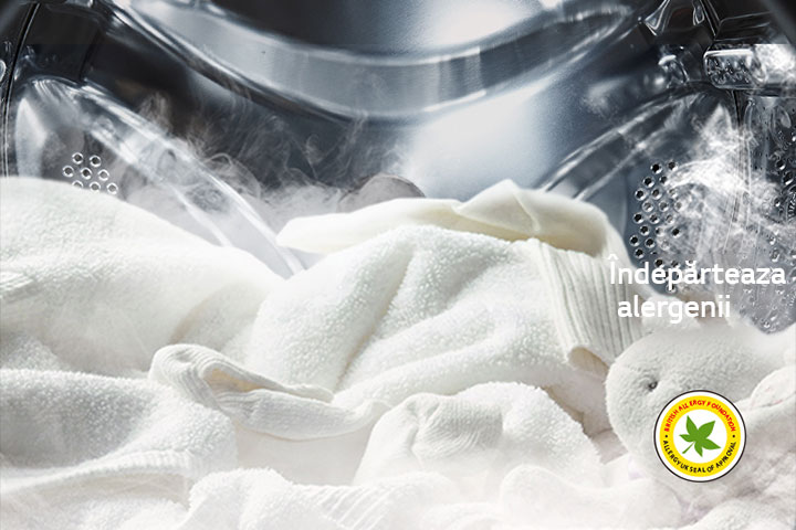 Este prezentată o mantie albă moale și o jucărie de pluș în tamburul mașinii de spălat, înconjurate de abur.