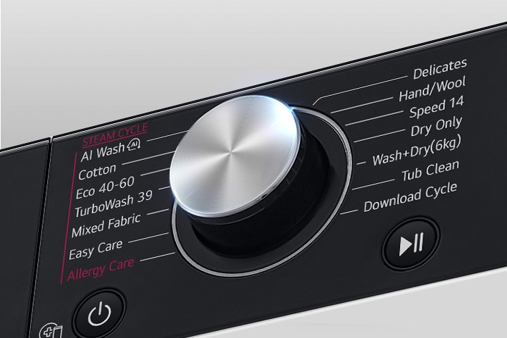  Aceasta este o imagine mărită a butonului metalic de pe panoul unei mașini de spălat.