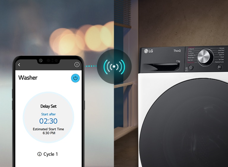 O imagine în stânga arată un bărbat privind în jos la telefonul său. Imaginea din dreapta arată mașina de spălat acasă, cu o lumină verde pe afișaj. În centrul celor două imagini se află o poză a ecranului telefonului care arată mașina de spălat în aplicația LG ThinQ și un icon pentru conectivitate.