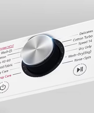 Aceasta este o imagine mărită a butonului din metal de pe panoul unei mașini de spălat.