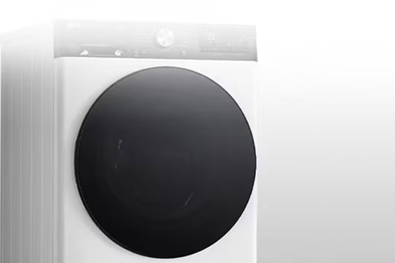 Imaginea mașinii de spălat cu ușa din sticlă securizată vizibilă în mod clar.