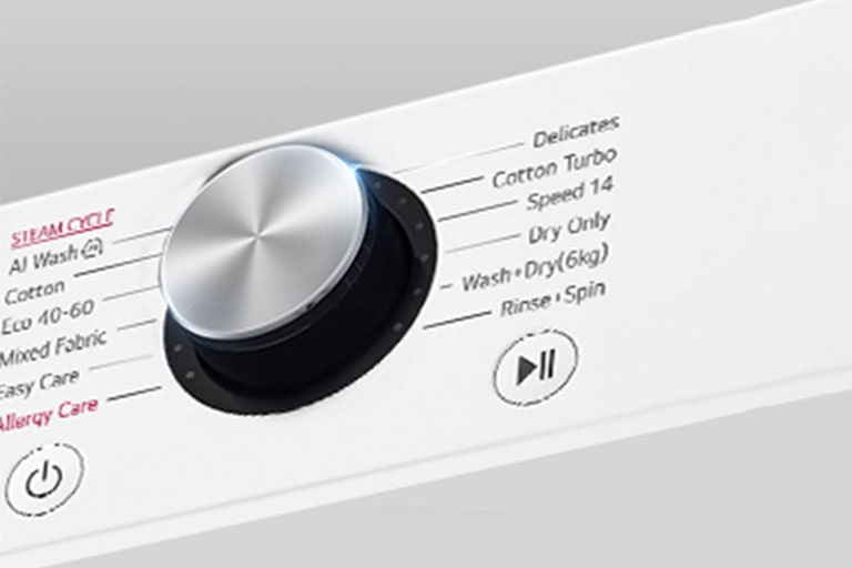 Aceasta este o imagine mărită a butonului din metal de pe panoul unei mașini de spălat.