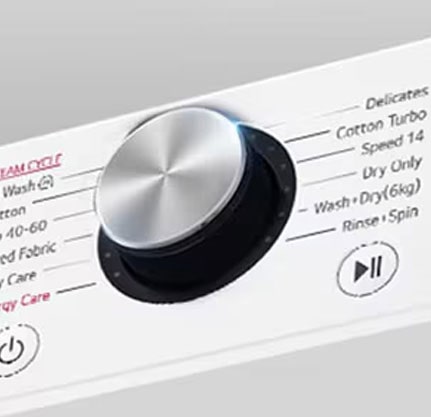 Aceasta este o imagine mărită a butonului din metal de pe panoul unei mașini de spălat.