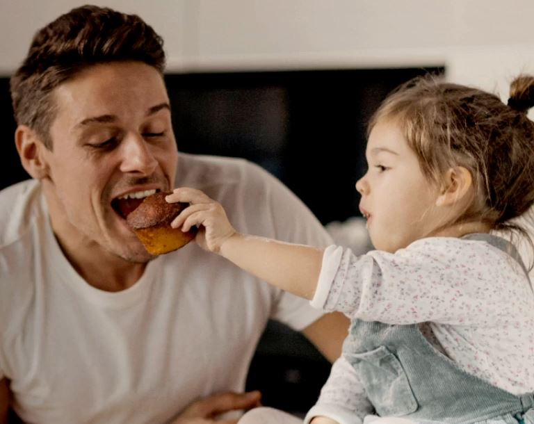 Personalizează-ți peretele înrămând fotografiile preferate pentru a crea o galerie foto specială.