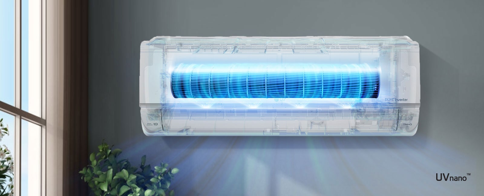 Un videoclip arată imaginea din față a aparatului de aer condiționat instalat pe un perete. 