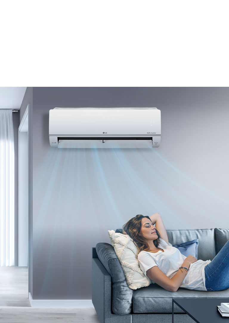 O femeie care doarme pe o canapea într-o sufragerie 