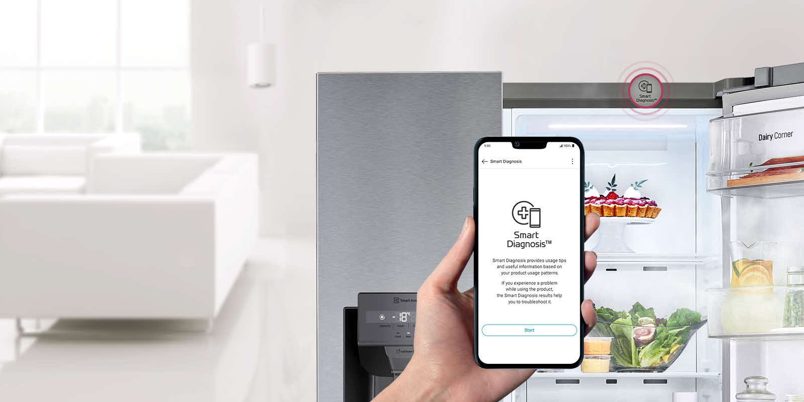 Mână care ține un telefon. Pe ecranul telefonului este afișată aplicația Smart Diagnosis. 