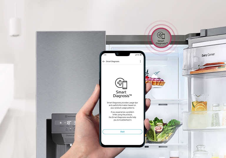 Mână care ține un telefon. Pe ecranul telefonului este afișată aplicația Smart Diagnosis. 