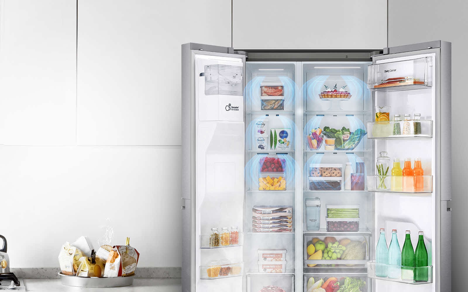 Vedere frontala a frigiderului cu doua usi frontale deschise larg si in care este prezentat un frigider plin. Nori albastri de aburi sunt prezentati coborand peste toate produsele.
