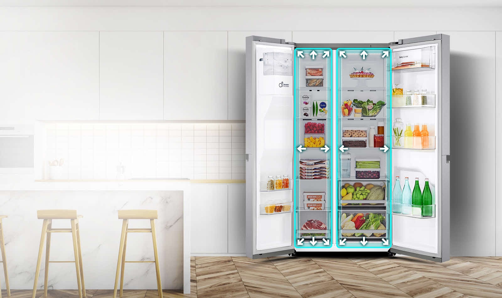 Începe un videoclip cu vederea frontală a frigiderului cu ambele uși larg deschise. 