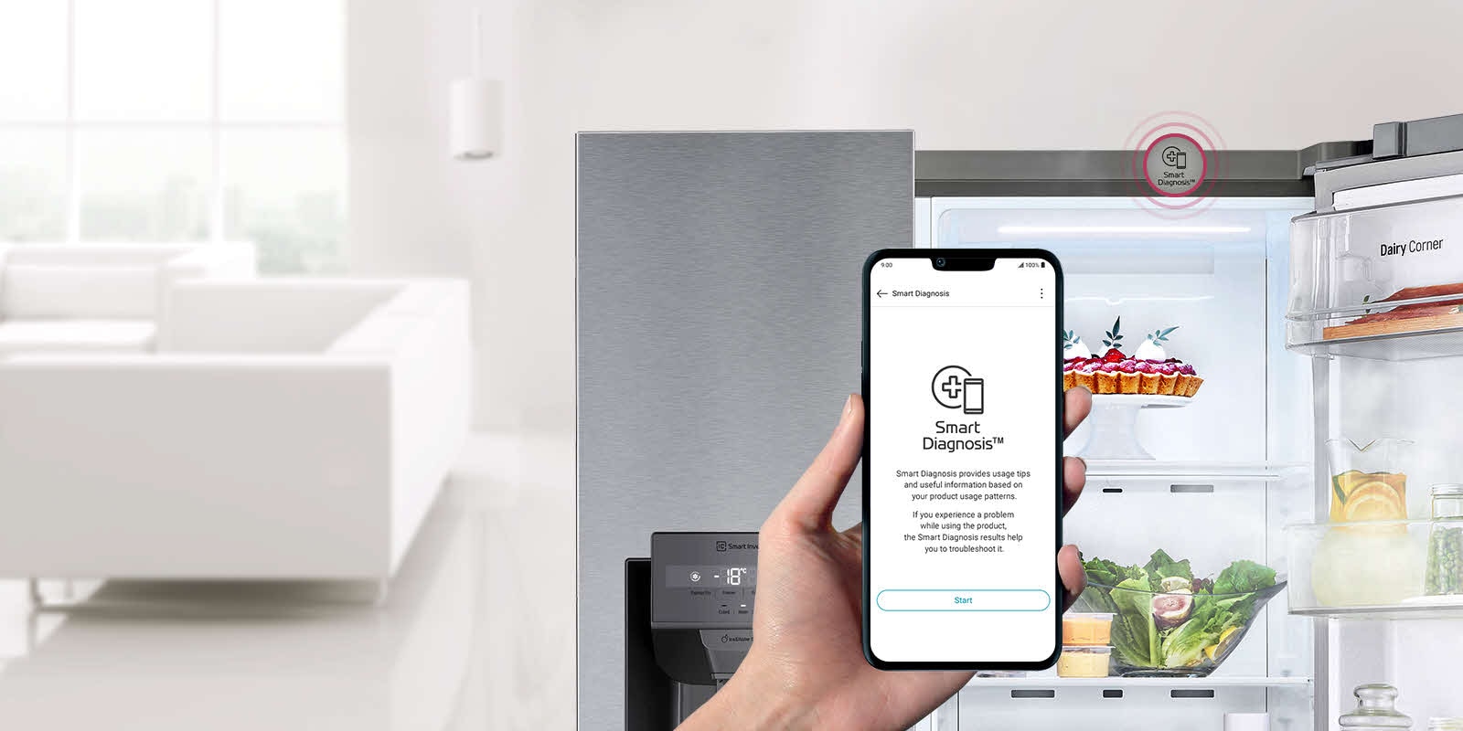 Mana care tine un telefon. Pe ecranul telefonului este afisata aplicatia Smart Diagnosis. Frigiderul in fundal are o latura deschisa si este prezentat continutul din interior. Deasupra frigiderului se afla o pictograma Smart Diagnosis.