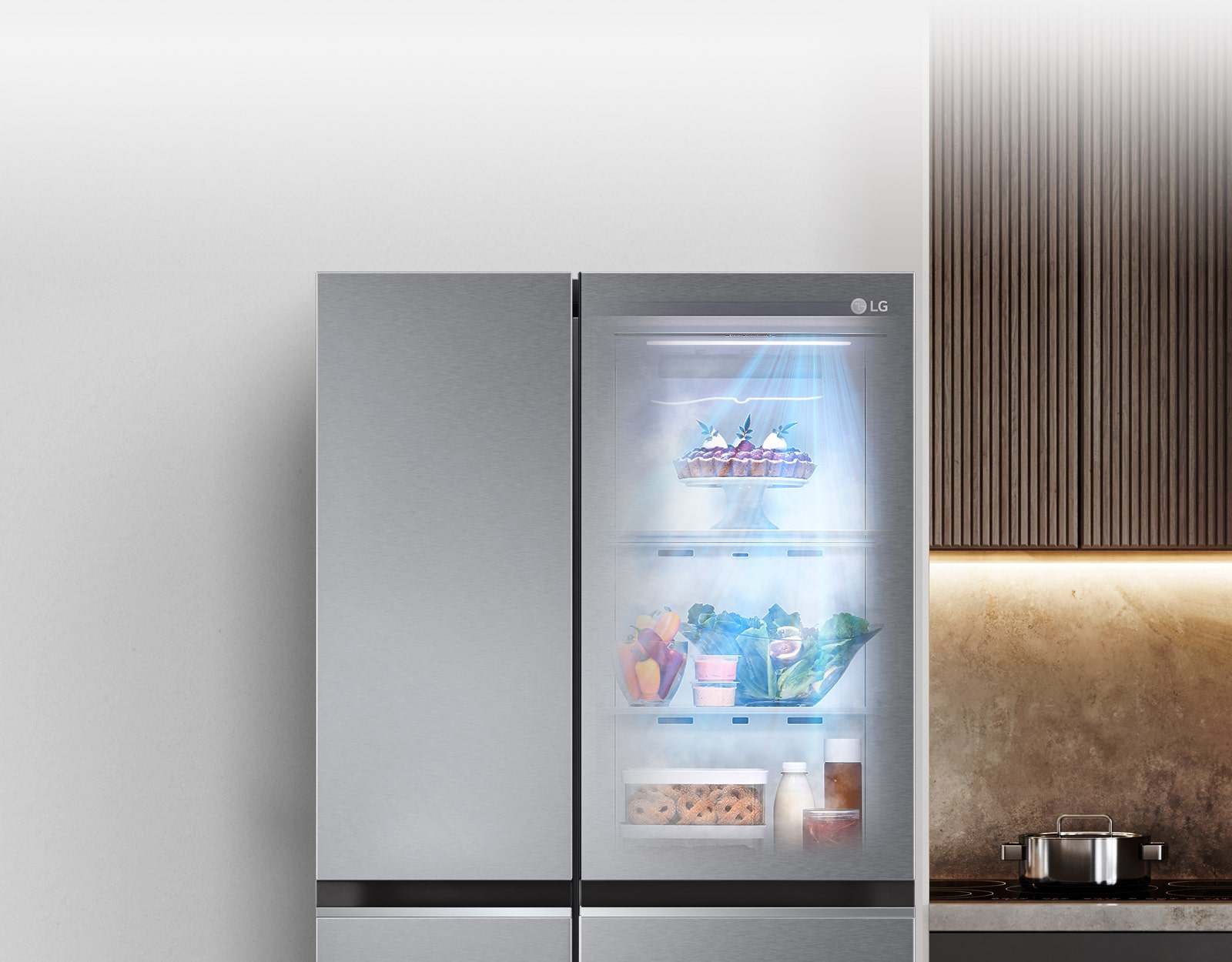 Vedere frontală cu un frigider InstaView negru cu lumina aprinsă în interior. 