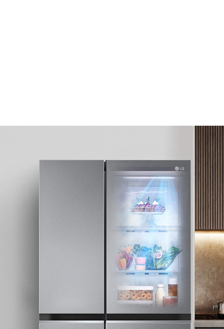 Vedere frontală cu un frigider InstaView negru cu lumina aprinsă în interior. 