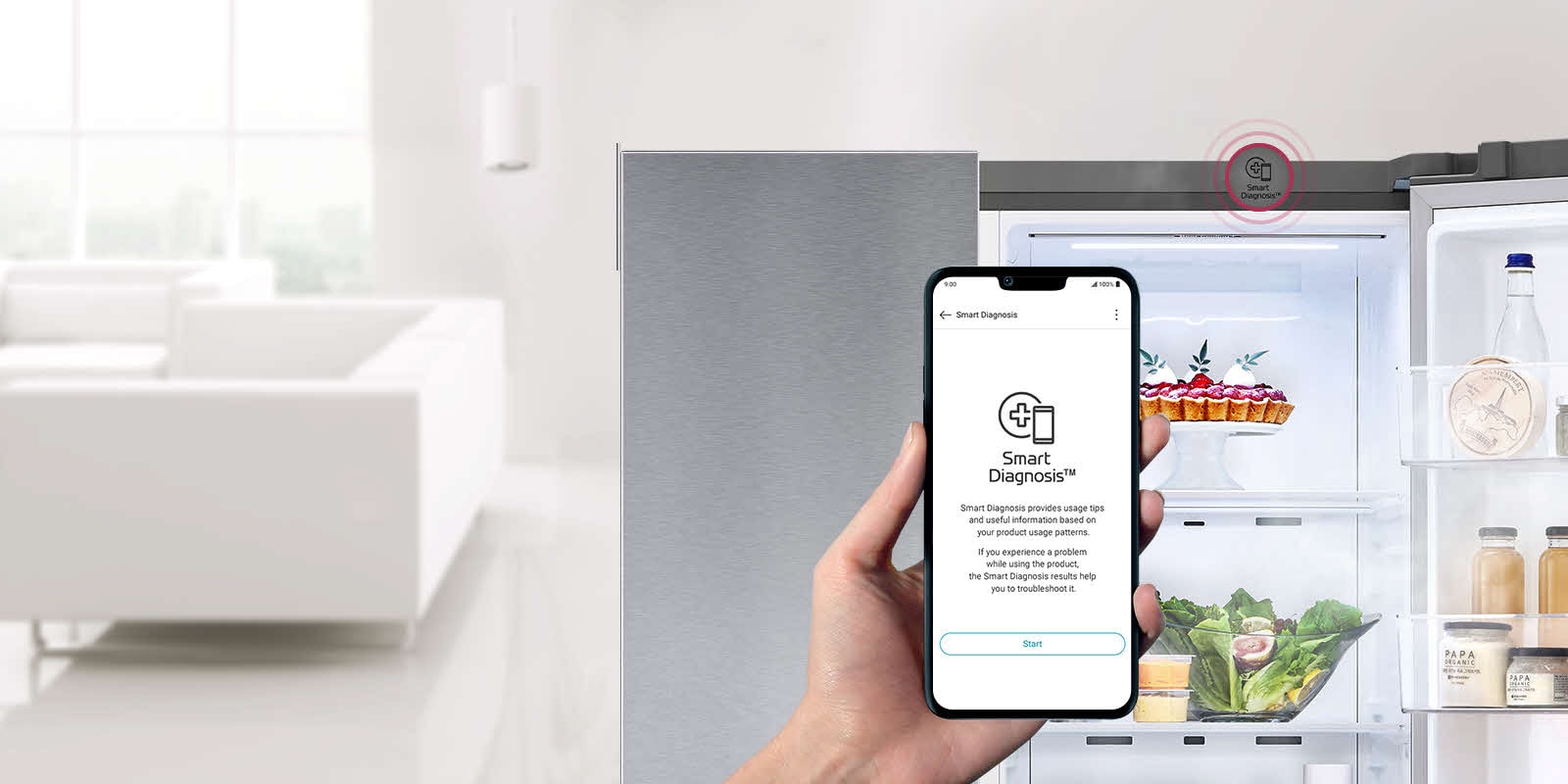 Mână care ține un telefon. Pe ecranul telefonului este afișată aplicația Smart Diagnosis.