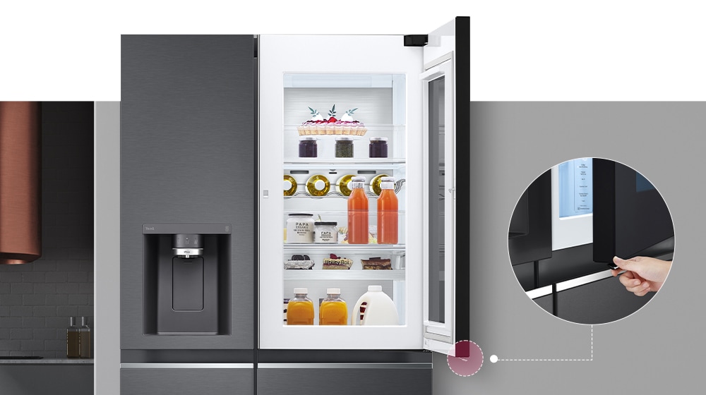 " Imaginea prezintă vederea frontală a unui frigider InstaView de culoare neagră. "