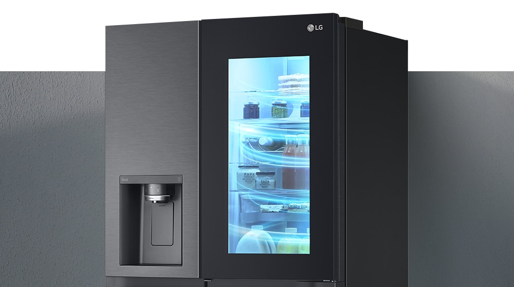 Vedere laterală jumătate a frigiderului InstaView. Aceasta este o imagine a unui frigider umplut cu aer rece.