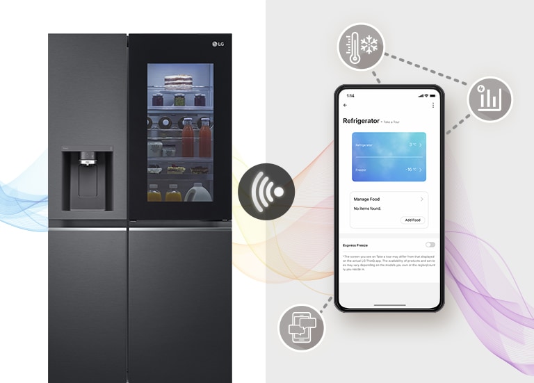 O femeie stă confortabil la o masă, departe, ocupându-se de treburile ei. 