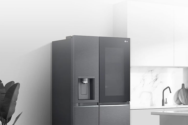 O vedere laterală a unei bucătării cu un frigider InstaView de culoare neagră instalat.