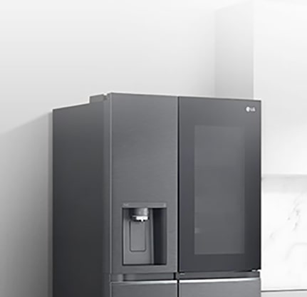 O vedere laterală a unei bucătării cu un frigider InstaView de culoare neagră instalat.