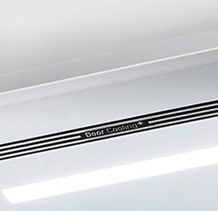 O vedere diagonală în partea de sus a frigiderului, arătând iluminarea LED moale.