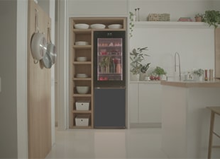 Imagine a unui frigider într-o bucătărie în tonuri de galben.