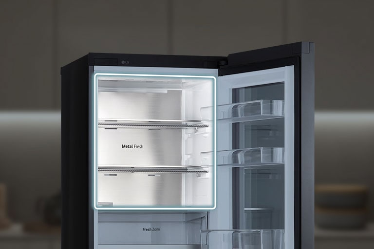 Et billede af et køleskab, som er anbragt i et køkken med gule nuancer.