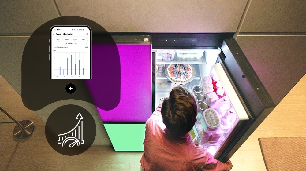 Un grafic de energie este afișat lângă persoana care deschide frigiderul.