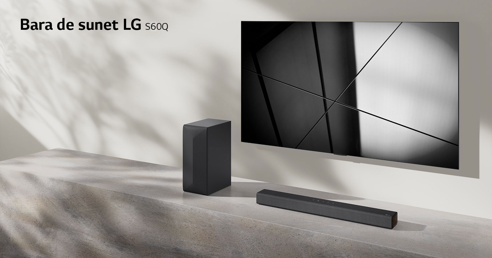 Bara de sunet S60Q și televizorul LG sunt așezate împreună în camera de zi. Televizorul este pornit și afișează o imagine geometrică.
