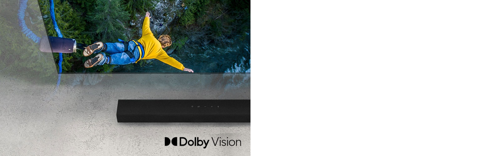 Televizorul LG este situat pe perete, pe ecran sunt prezentate 2 cupluri întinse pe iarbă. În fața lor se află o veioză. Bara de sunet LG se află sub televizorul LG. Grafica sunetului iese din partea din față a barei de sunet. Sigla DTS Virtual:X este prezentată în colțul din dreapta jos al imaginii.