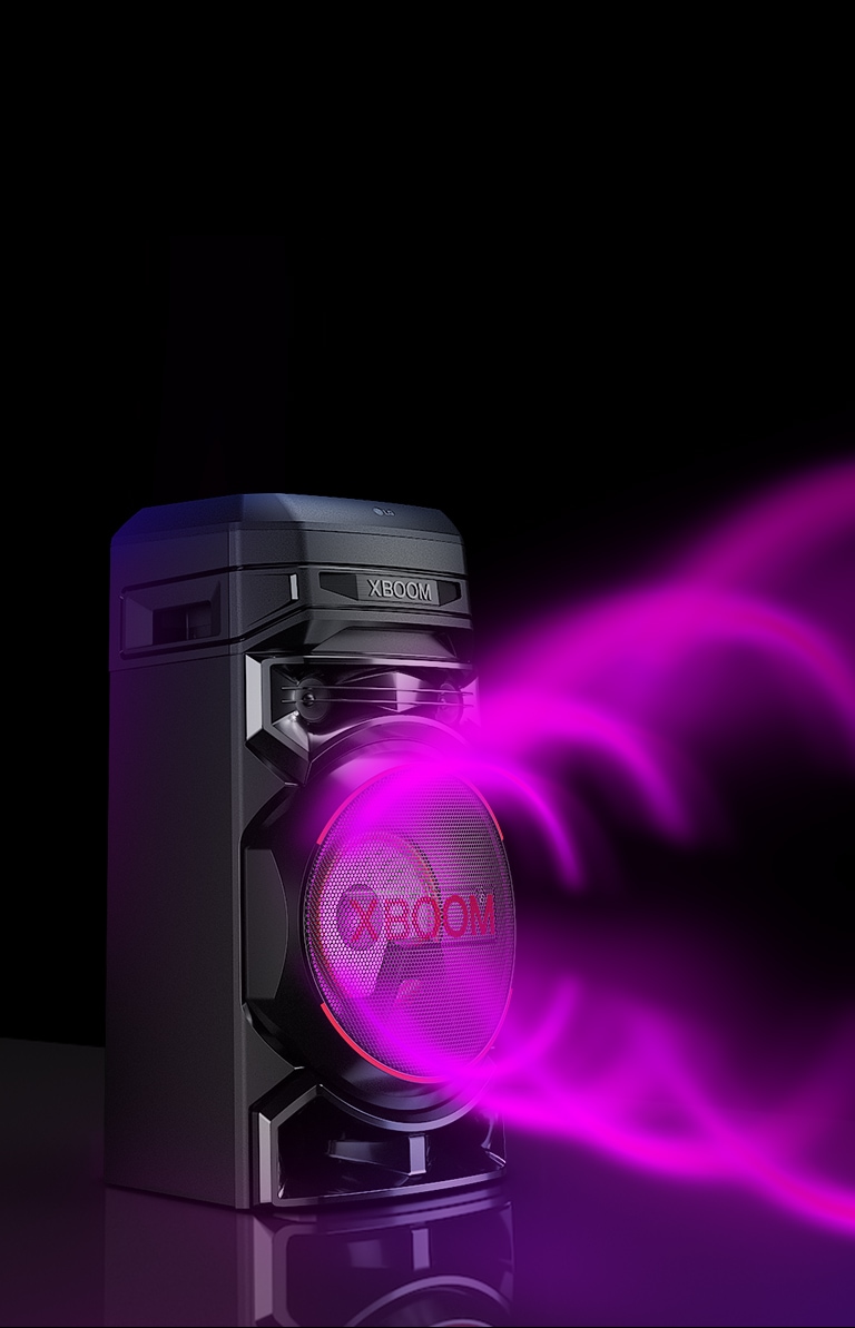 LG XBOOM RNC5 cu partea stângă înainte, pe un fundal negru. Grafica circulară de sunet violet iese din woofere.
