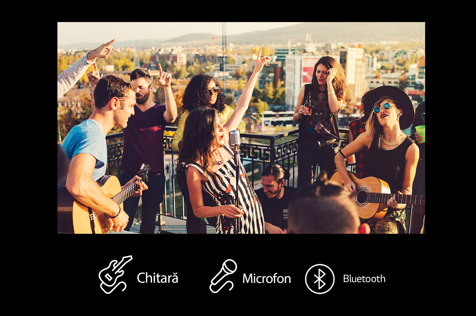 Există oameni care se bucură de un concert acustic cu LG XBOOM XL9T. Sub imagine, sunt afișate pictograme pentru chitară, microfon și bluetooth.